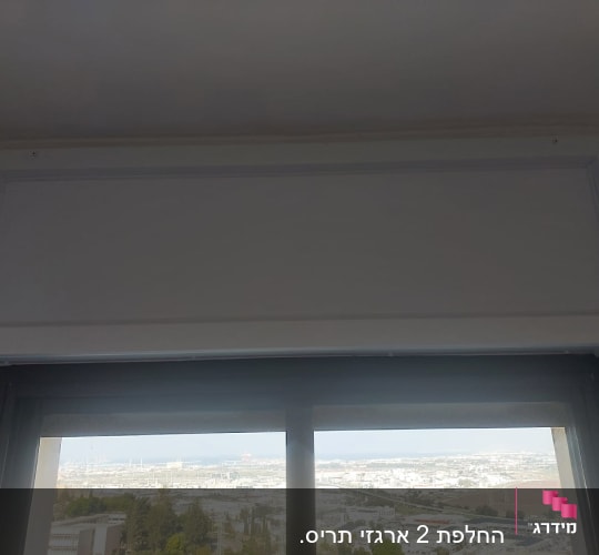 מסגרת אלומיניום לחלון עם נוף עירוני